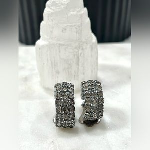 Vintage 1950-60’s Costume Jewelry Crystal Clip On Hoops 💋